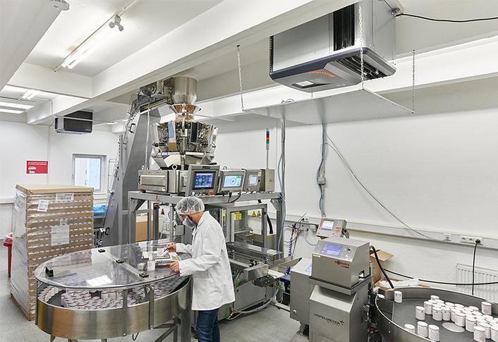 Ein Luftreingier hängt über einer Fertigungsanlage für Müsli.